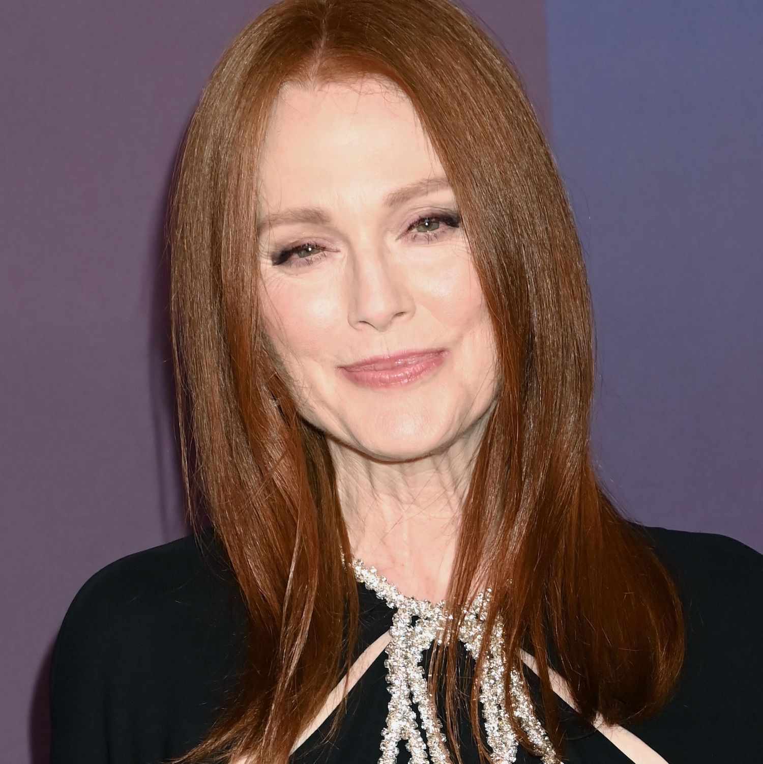 Julianne Moore wears a mid-length hairstyle with sleek, subtle layers
