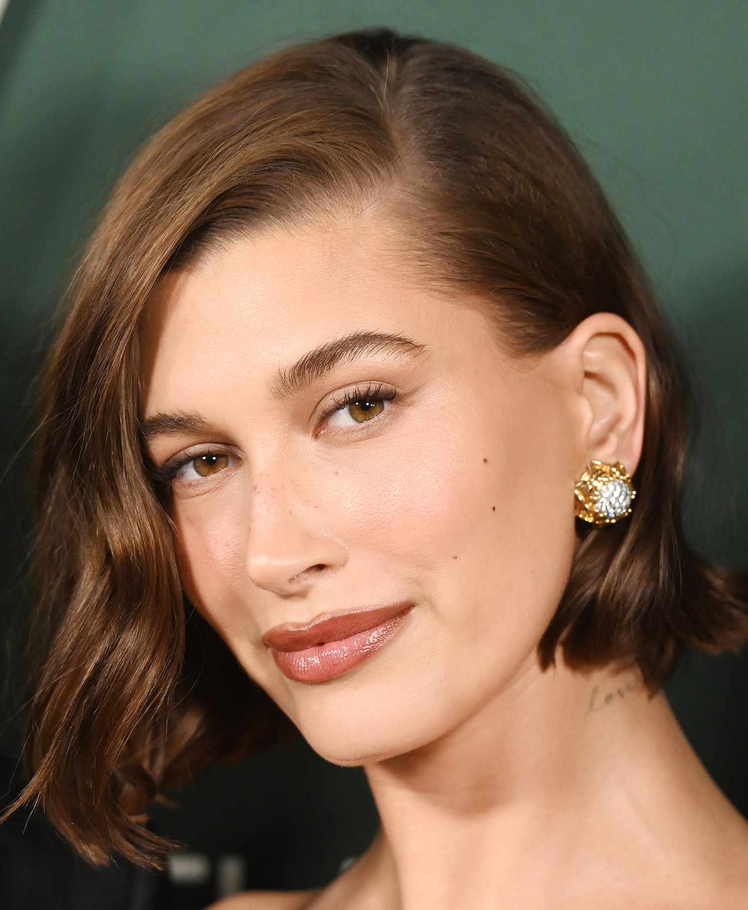 Hailey Bieber with a one-length bob