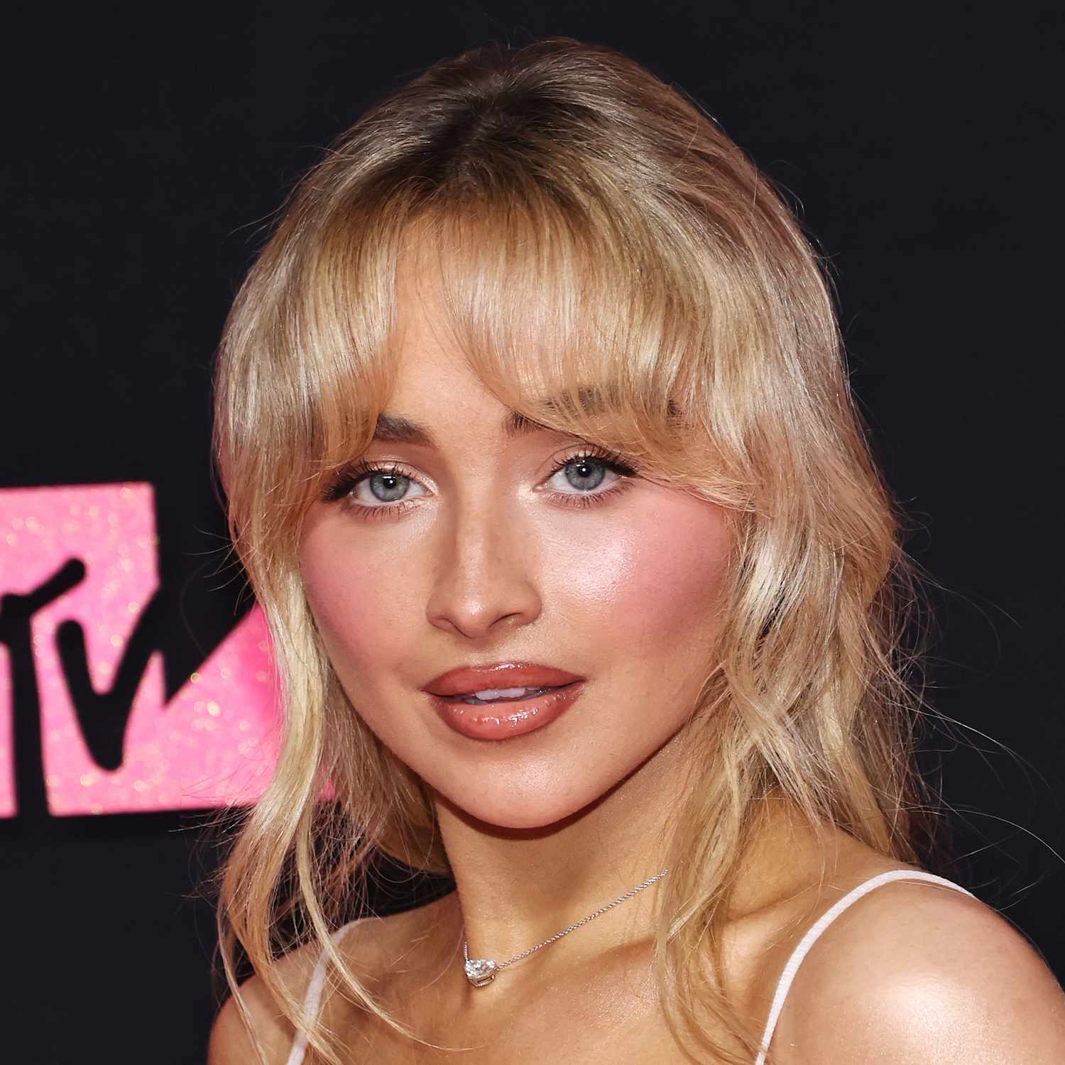 Sabrina Carpenter wears her naturally wavy texture on french bangs at the MTV VMAs.